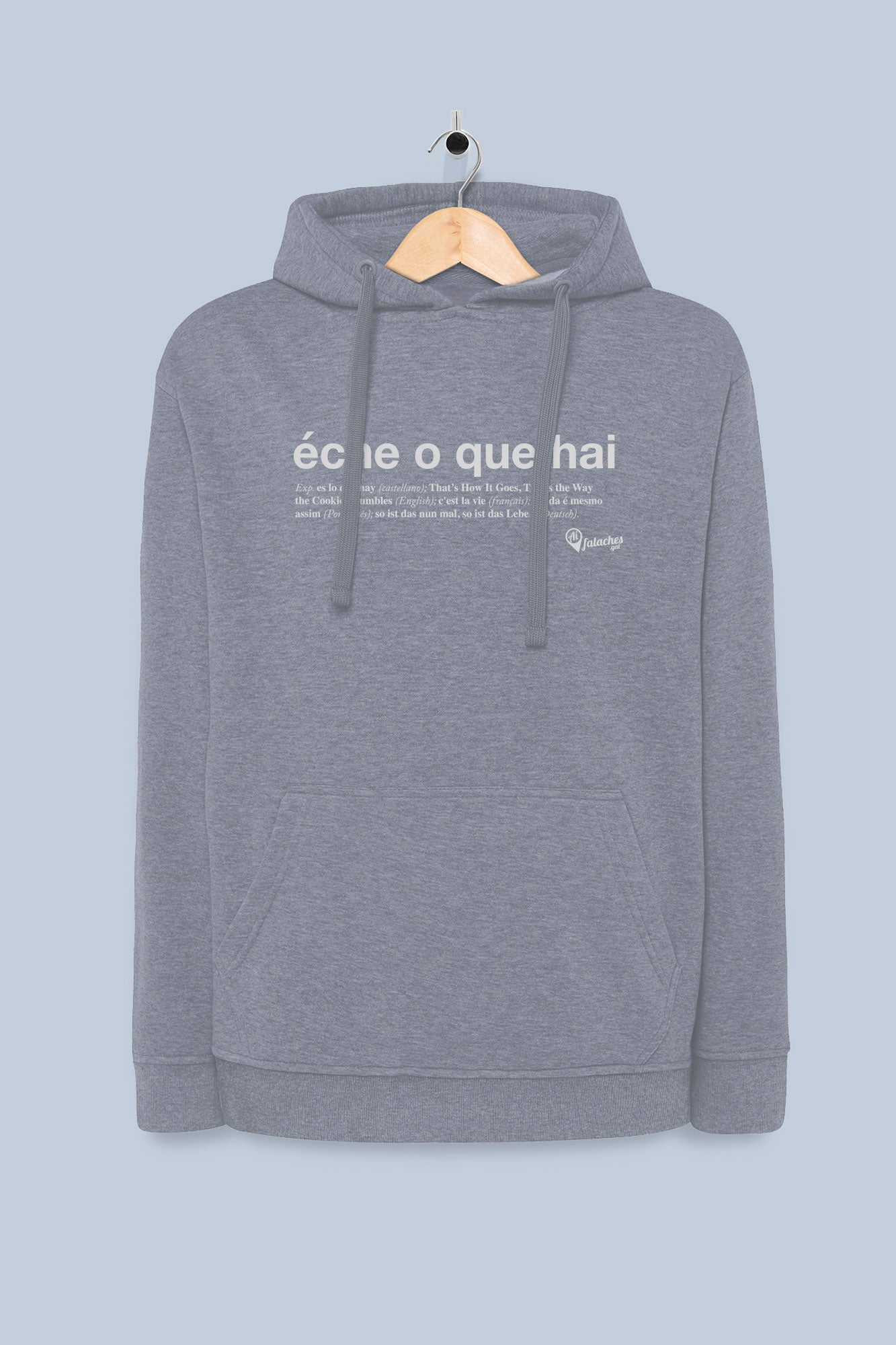 Suadoiro Éche o que hai en gris claro, colgado nunha percha, coa frase impresa en branco no peito