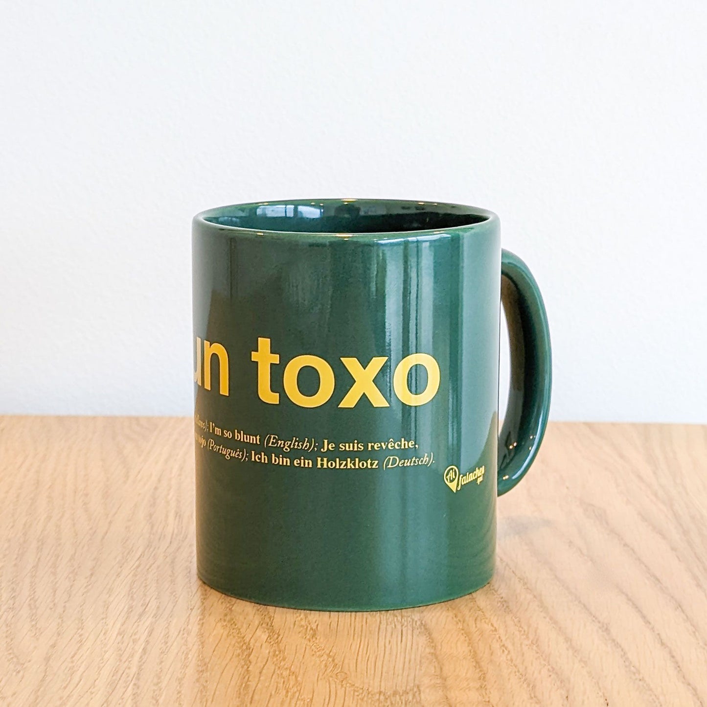 foto en mesa taza son un toxo